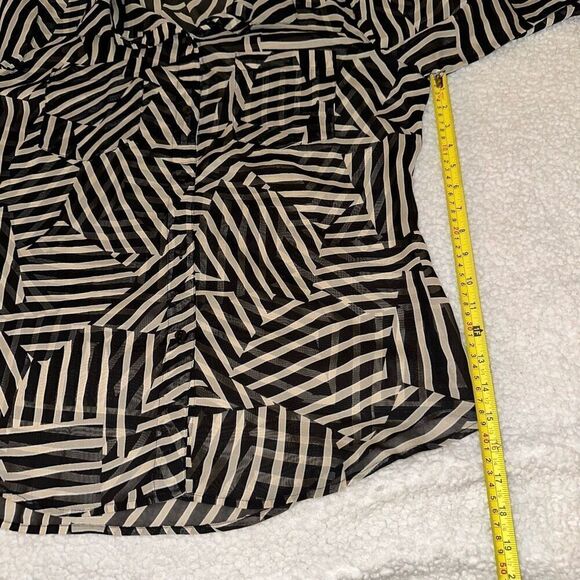 Chicos Women’s Button Down Blouse Black Tan Abstract Stripes Size 2 (Large) - Picture 10 of 12